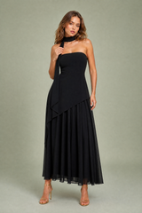 Asymmetrische lange jurk met halskoord