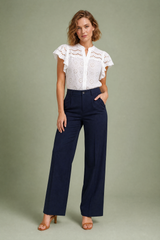 Witte blouse met V-hals en ajour