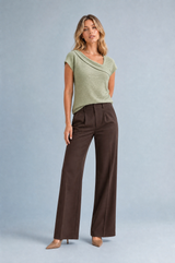 Beige T-shirt met gedrapeerde asymmetrische kraag