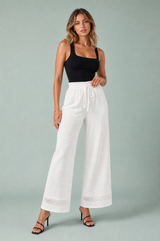 Witte broek met hoge taille en kant