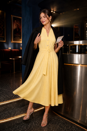 Robe jaune col en V ceinturée | Deuxième photo lifestyle | Lounelle Paris