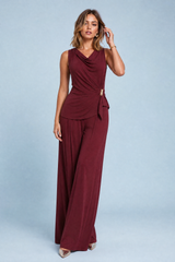 Bordeaux ensemble met gedrapeerde asymmetrische kraag