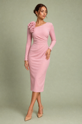 Asymmetrische jurk met bloem op schouder