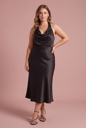 Robe noire col licou satinée | Porté sur une silhouette plus ronde | Lounelle Paris