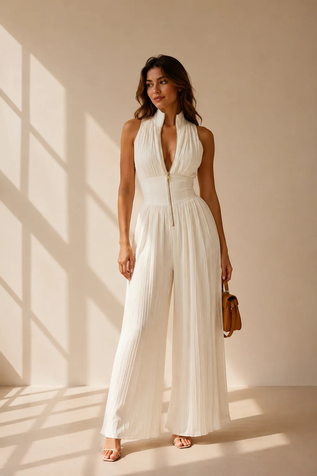 Witte geplooide jumpsuit met opstaande kraag