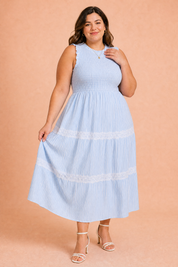 Robe longue rayée smockée | Porté sur une silhouette plus ronde | Lounelle Paris