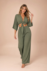 Crop top met knoop en wijde broek