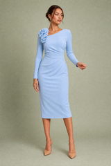 Asymmetrische jurk met bloem op schouder
