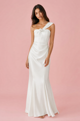 Lange witte asymmetrische jurk