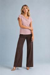 Beige T-shirt met gedrapeerde asymmetrische kraag