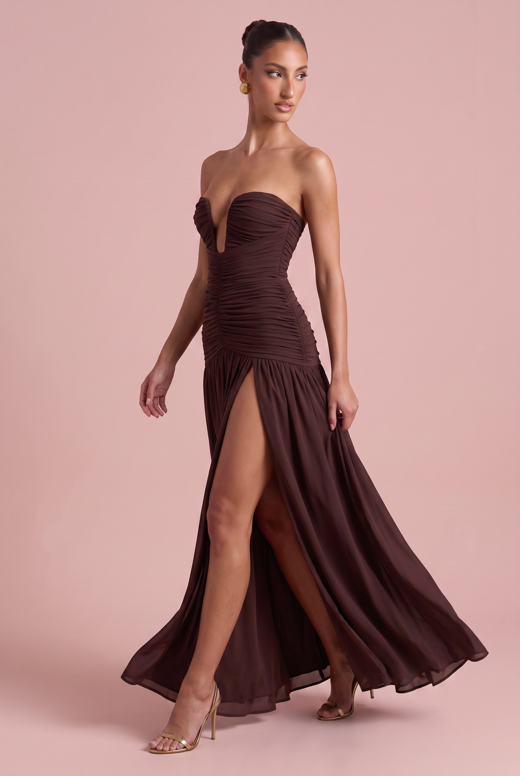 Robe longue bustier fente haute pose naturelle en mouvement en studio
