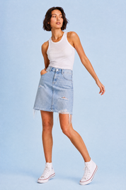Jupe en jean bleu clair déchirée | Vue en mouvement | Lounelle Paris