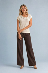 Beige T-shirt met gedrapeerde asymmetrische kraag