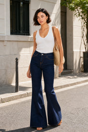 Pantalon bleu foncé évasé taille mi-haute | Photo lifestyle | Lounelle Paris