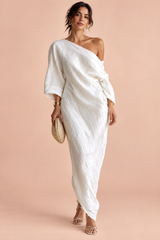 Gebroken witte asymmetrische jurk met open schouder