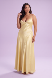 Robe longue satinée jaune pâle à col V | Porté sur une silhouette plus ronde | Lounelle Paris