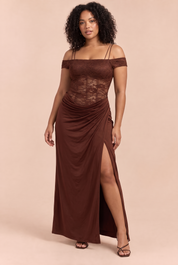 Robe longue marron en dentelle froncée | Porté sur une autre silhouette | Lounelle Paris