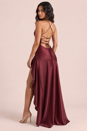 Robe longue bordeaux satinée asymétrique à une épaule et dos ouvert | Vue de dos | Lounelle Paris