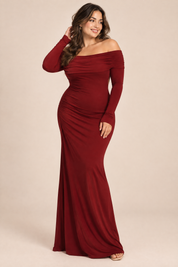 Robe longue bordeaux asymétrique à fronces et drapé | Porté sur une silhouette plus ronde | Lounelle Paris