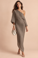 Bruine asymmetrische jurk met open schouder