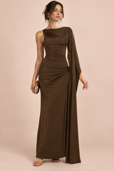 Bruine maxi-jurk met hoge hals, drapering en cape-mouwen