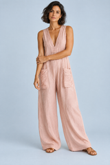 Roze jumpsuit met V-hals en wijde pijpen