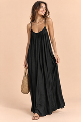 Soepelvallende maxi-jurk met open rug – zwart