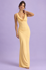 Gele asymmetrische maxi-jurk met gedraaid detail
