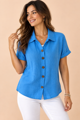 Blauwe blouse met korte mouwen en kraag