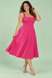 Robe midi rose vif à fines bretelles et jupe évasée | Porté sur une autre silhouette | Lounelle Paris