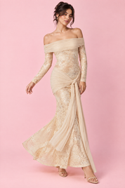 Robe longue beige en dentelle à col Bardot, avec détails froncés et lien à nouer | Vue en mouvement | Lounelle Paris