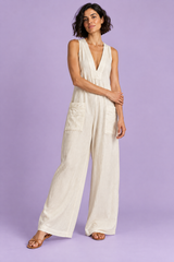 Gebroken witte jumpsuit met V-hals en wijde pijpen