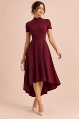 Donkerrode midi-jurk met hoge hals en asymmetrische zoom