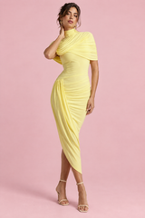 Gele asymmetrische midi-jurk met gedraaide cape