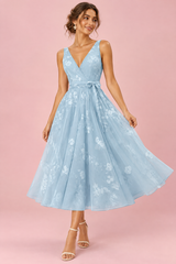 Lichtblauwe gebloemde fit-and-flare midi-jurk
