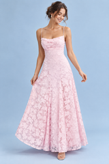 Roze maxi-jurk met watervalhals en bloemenmotief