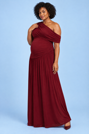 Robe longue de grossesse bordeaux à encolure asymétrique et taille basse | Porté sur une silhouette plus ronde | Lounelle Paris