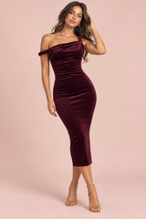 Bordeauxrode fluwelen asymmetrische maxijurk met gedraaid detail