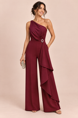 Bordeauxrode jumpsuit met asymmetrische halslijn en ceintuur