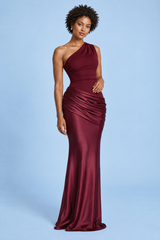 Bordeauxrode asymmetrische maxi-jurk met plooidetails