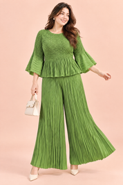 Ensemble plissé vert avec pantalon large | Porté sur une silhouette plus ronde | Lounelle Paris