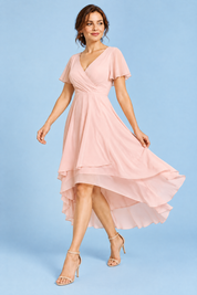 Robe rose à manches volantées et ourlet asymétrique | Vue en mouvement | Lounelle Paris