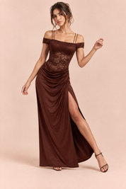 Robe longue marron en dentelle froncée | Vue en mouvement | Lounelle Paris