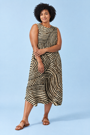 Robe midi écrue rayée sans manches | Porté sur une silhouette plus ronde | Lounelle Paris