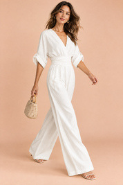 Combinaison pantalon blanche à col V et jambes larges | Vue en mouvement | Lounelle Paris