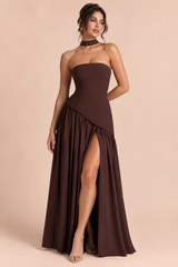 Donkerbruine maxi-jurk met asymmetrische halslijn