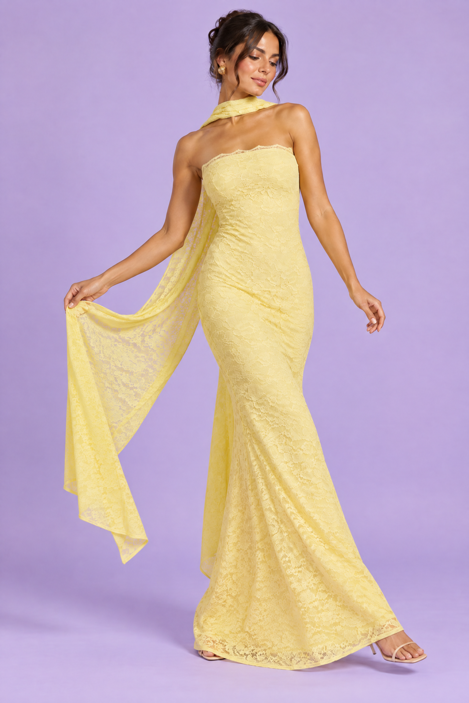 Robe longue moulante jaune en dentelle, bustier avec détail foulard | Vue en mouvement | Lounelle Paris