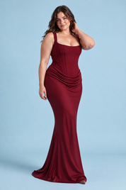 Robe longue bordeaux froncée à encolure carrée | Porté sur une silhouette plus ronde | Lounelle Paris