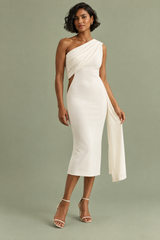 Witte midi-jurk met asymmetrische halslijn en ceintuur