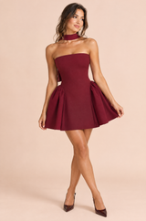Bordeauxrode strapless mini-jurk met open rug